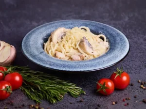 Спагетти с курицей и грибами